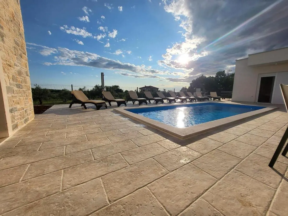 Villa Mare E Monti With Heated Pool Umag 0*,